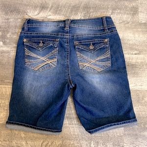 Wallflower size 9 bicycle length denim jean shorts with stitched pockets